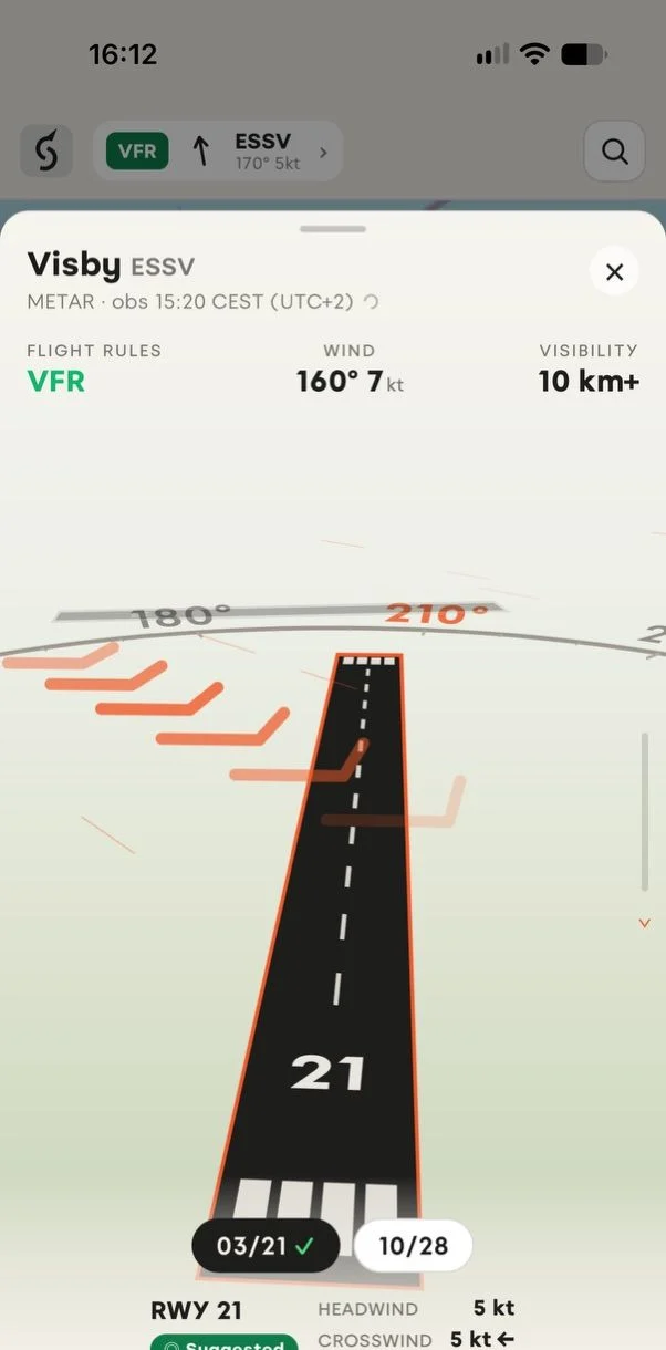 Visby airport in the Squawkr app, with VFR conditions, wind 160 degrees at 7 knots and runway 21 suggested, showing its headwind and crosswind